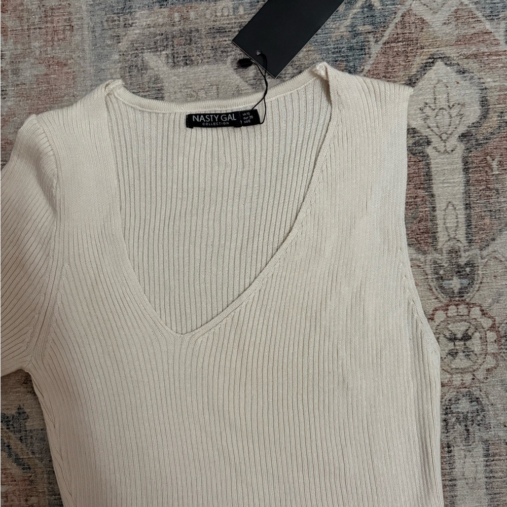 Nasty Gal Cream Ribbed V-Neck Crop Top One long sleeve - Picture 2 of 5